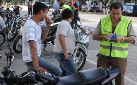 Aumentos en las multas por circular en moto sin casco 6