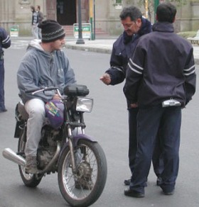 Aumentos en las multas por circular en moto sin casco 7