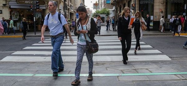 Semáforos en el piso, una tendencia que ya llegó a Argentina